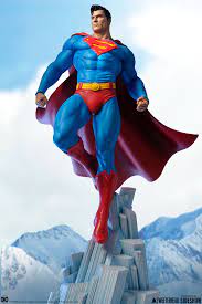 Superman vole dans le ciel, droit en position stationnaire